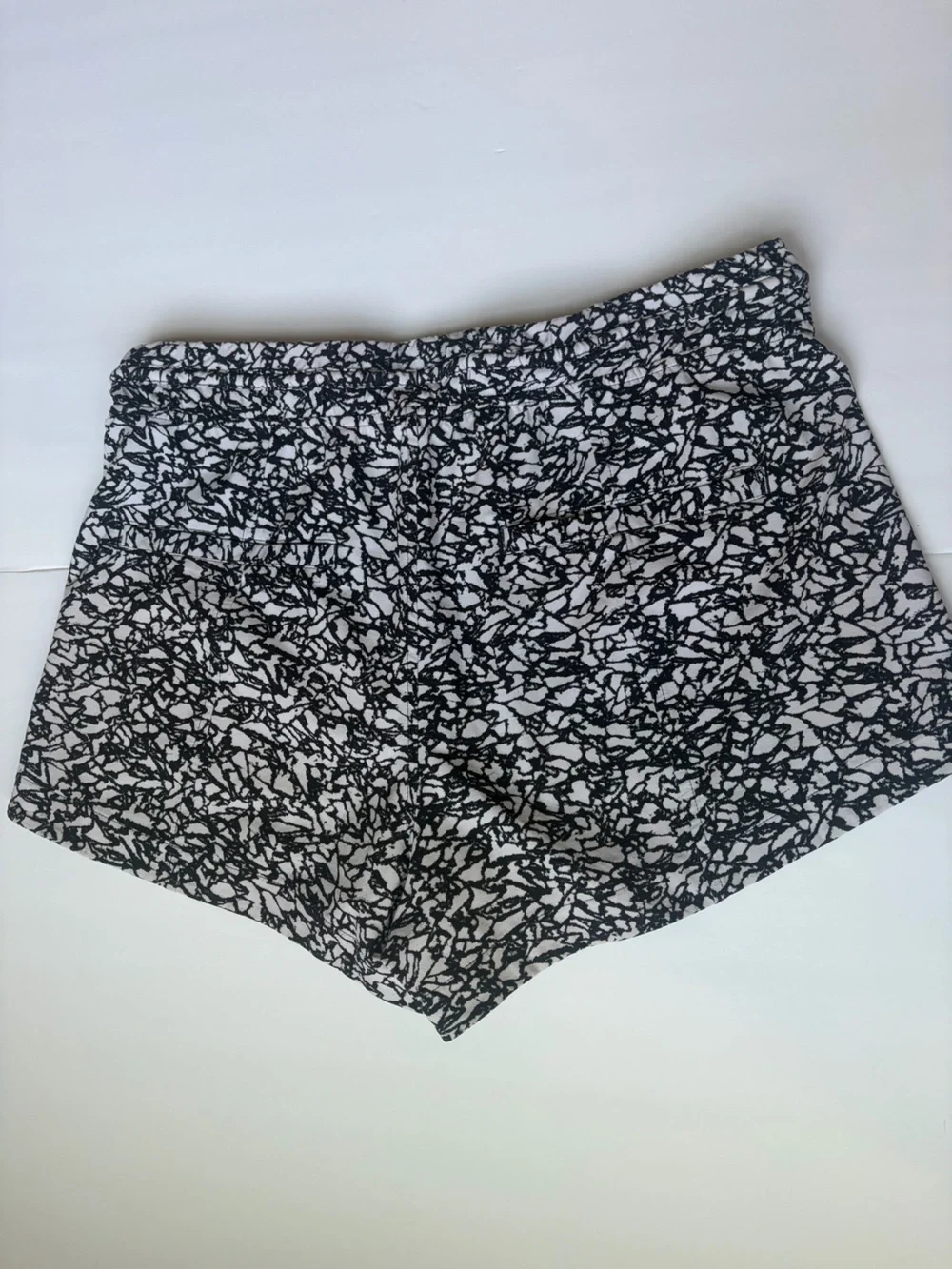 Lululemon Black White Abstract Print Performance Shorts Women's Size 6